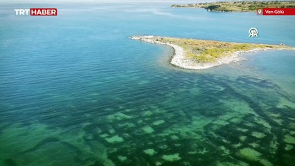 Van Gölü kuraklığın etkisiyle çekildi, yapı kalıntıları görünür hale geldi