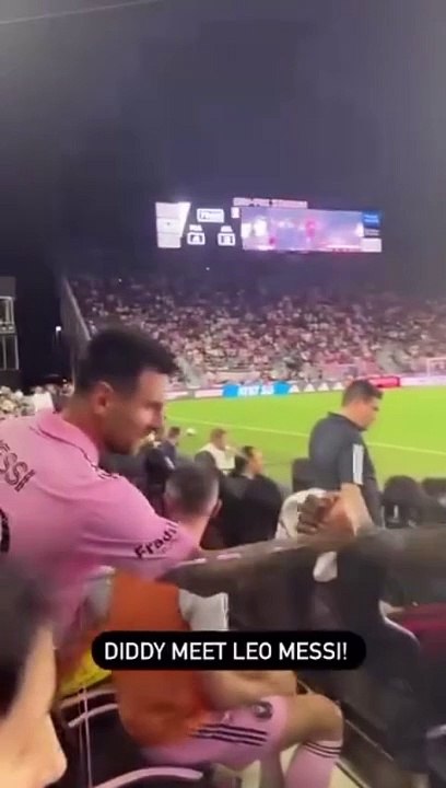 ¡El estrechón de manos de Messi y Sean “Diddy” Combs!