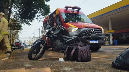 Motociclista cai e colide contra traseira de carro na Rua Riachuelo