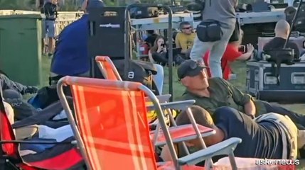 Sirene d'allarme a Tel Aviv, i giornalisti si mettono al riparo