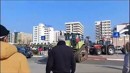 Clacson e bandiere tricolore sventolate: la protesta dei trattori