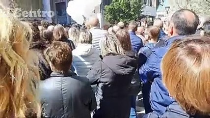 Applausi, palloncini e fumogeni bianchi e rossi all'addio a Damiano