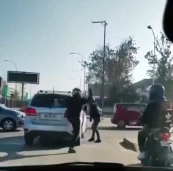Ce conducteur de SUV a trouvé la bonne méthode pour se venger d'un motard