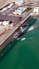 Sebastián Álvarez amerrit sur une vague après un saut en parachute