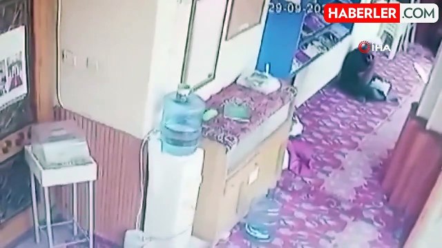 Burdur'da Sadaka Kutusunu Çalan Hırsız Güvenlik Kamerasında