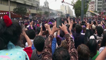 Milhares de pessoas assistem à procissão do Senhor dos Milagres no Peru