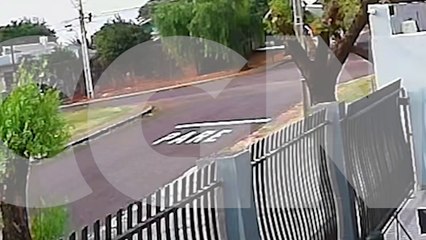 Câmera flagra acidente que deixou jovem ferido no Alto Alegre