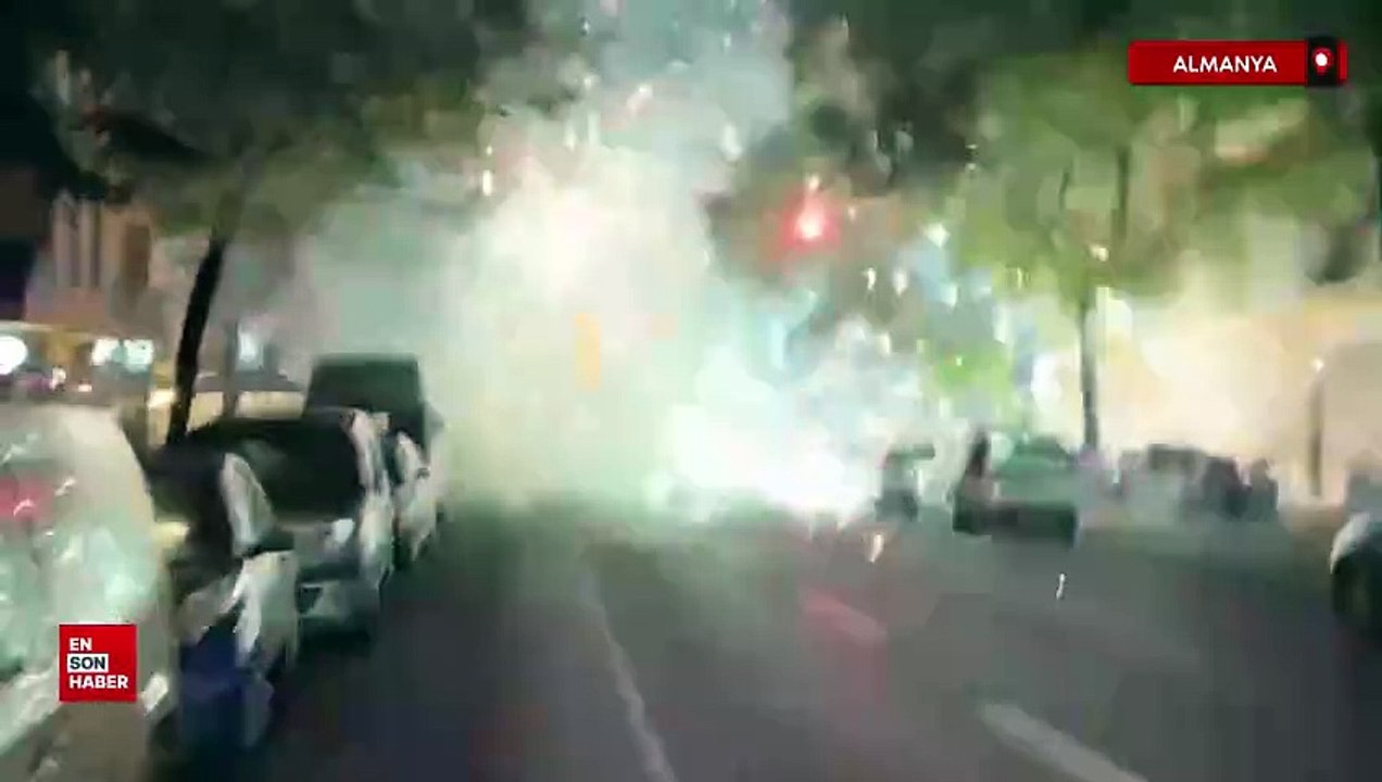 Almanya Berlin’deki Filistin protestocuları polise havai fişek attılar