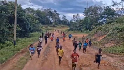 Anak-anak Papua Berlari dan Menangis Mengejar Mobil TNI