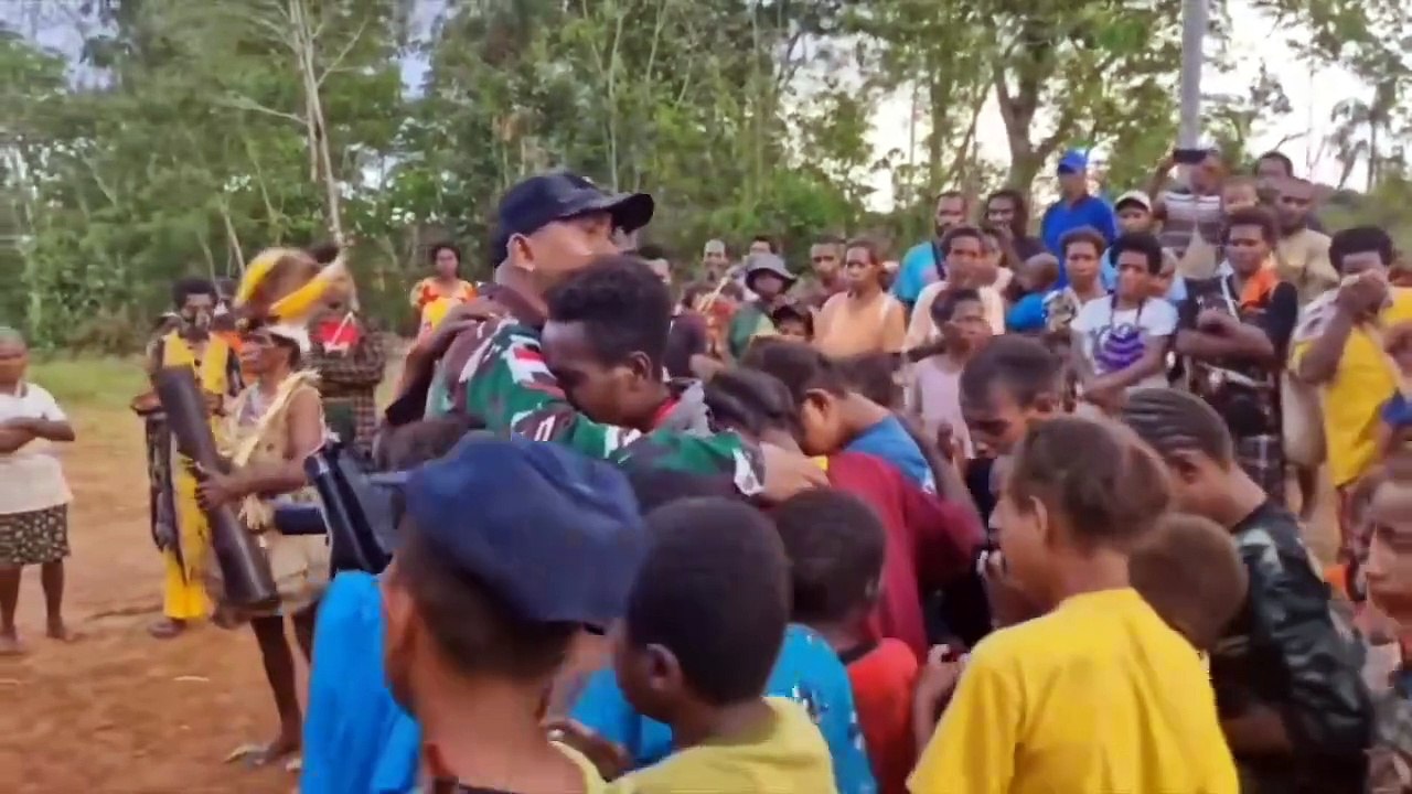 Momen Haru Warga Papua Berderai Air Mata Mendekap Prajurit TNI