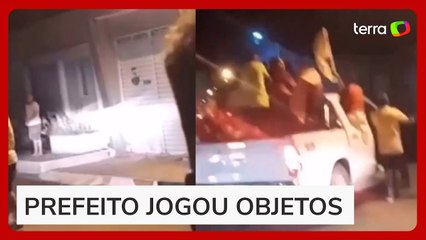 Download Video: Prefeito eleito é filmado chutando portão e xingando adversárias após vitória em cidade no Ceará