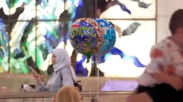 Hundreds of Australians touch down in Sydney after fleeing Lebanon