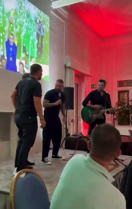 Totti, De Rossi e Pirlo cantano "Ci vorrebbe un amico" alla festa per Marcello Lippi
