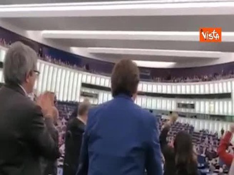 ‘Bella Ciao’ a Parlamento Ue contro Orban cantata con il pugno chiuso da The Left, Verdi e Socialisti
