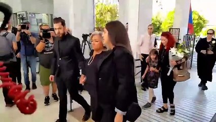 Η Λουκίλα Καρρέρ στην κηδεία του Μίμη Πλέσσα