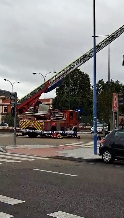El viento arranca la cubierta de un tejado en la calle Recondo