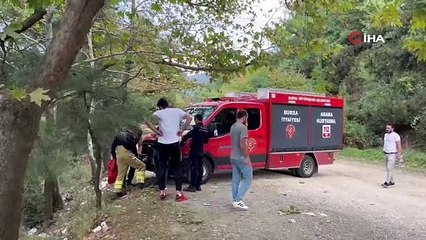 El frenini çekmeyi unuttuğu otomobil uçurumdan uçtu