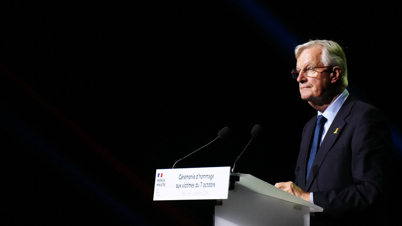 Attaques du 7 Octobre : le nom d’Emmanuel Macron hué lors du discours de Michel Barnier au Dôme de Paris