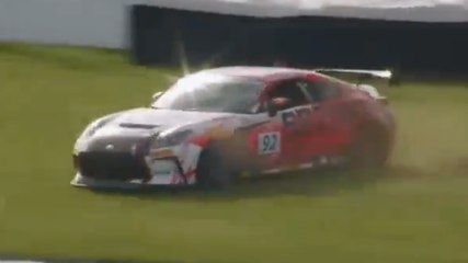 Keanu Reeves debutta da pilota a Indianapolis: finisce fuori pista ma rimane illeso