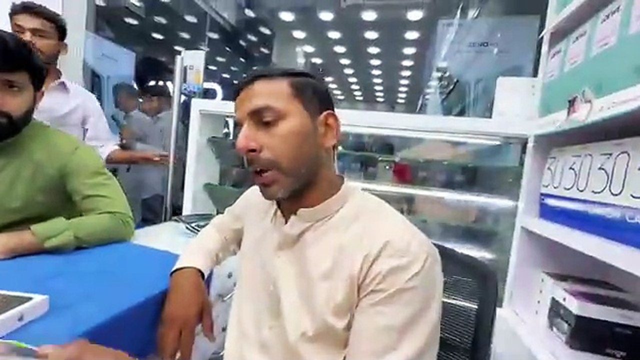 Shazi sy Dosti hogai After so LongThree iphone 16 Purchase kr liye