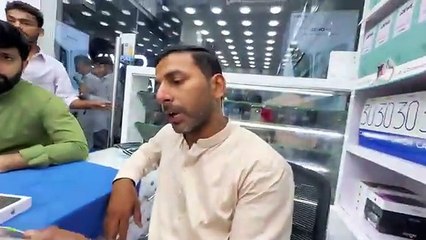 Shazi sy Dosti hogai After so LongThree iphone 16 Purchase kr liye