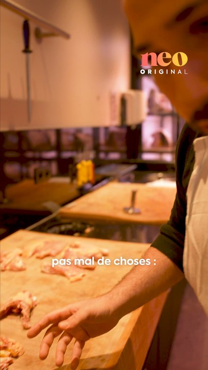 Slim Loumi, boucher à la boucherie Les Jumeaux, nous explique comment bien découper son poulet fermier. 