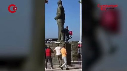 Ayvalık'ta Atatürk Anıtı'na balyozla saldırı: Yurttaşlar engelledi, gözaltına alındı
