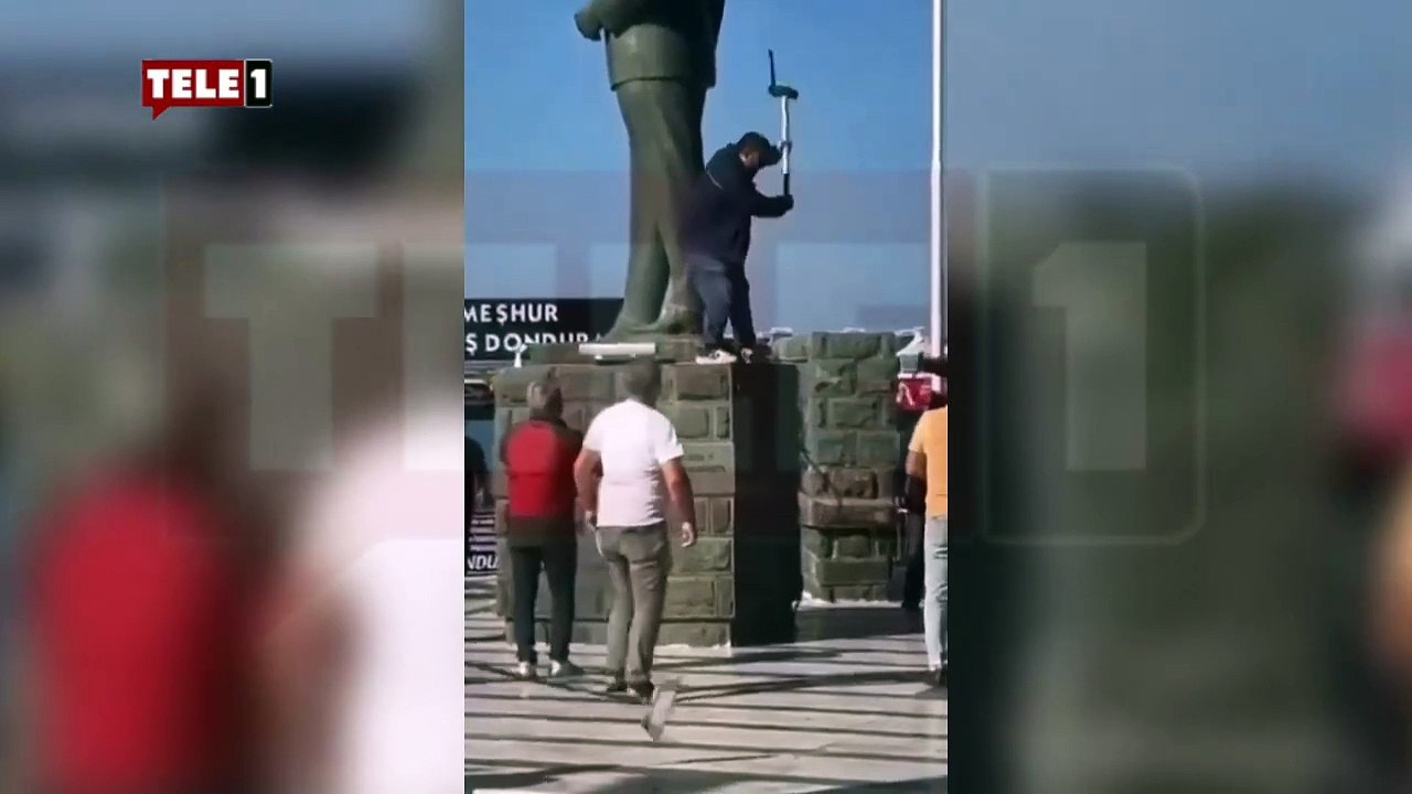 Ortalık savaş alanına döndü! Atatürk heykeline saldıran şahsa vatandaşlardan müdahale etti