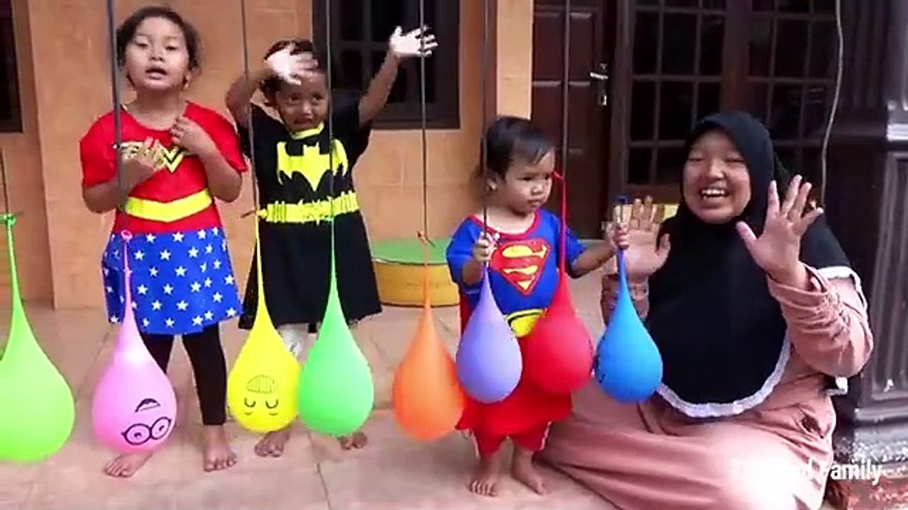 Surprise LOLLIPOP LITTLE PONY & KINDER JOY EGGS Dalam Balon Air, Finger Family Song