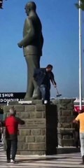 Atatürk Heykeline Balyozla Saldıran Şahısa Yurttaşlardan Müdahale!