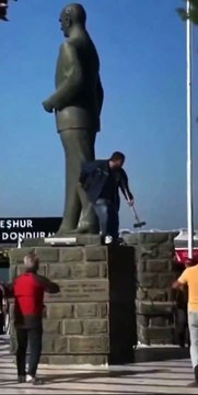 Atatürk Heykeline Balyozla Saldıran Şahısa Yurttaşlardan Müdahale!