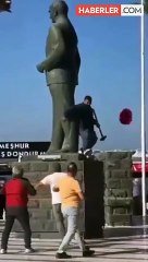 Atatürk heykeline balyozlu saldırı! Vatandaşlar anında müdahale etti
