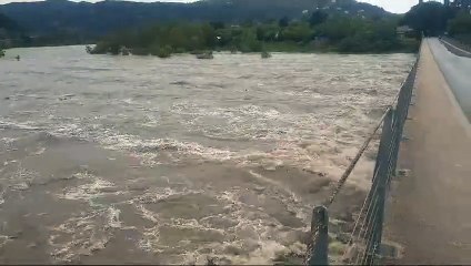 L'Ardèche en crue au pont de Sampzon