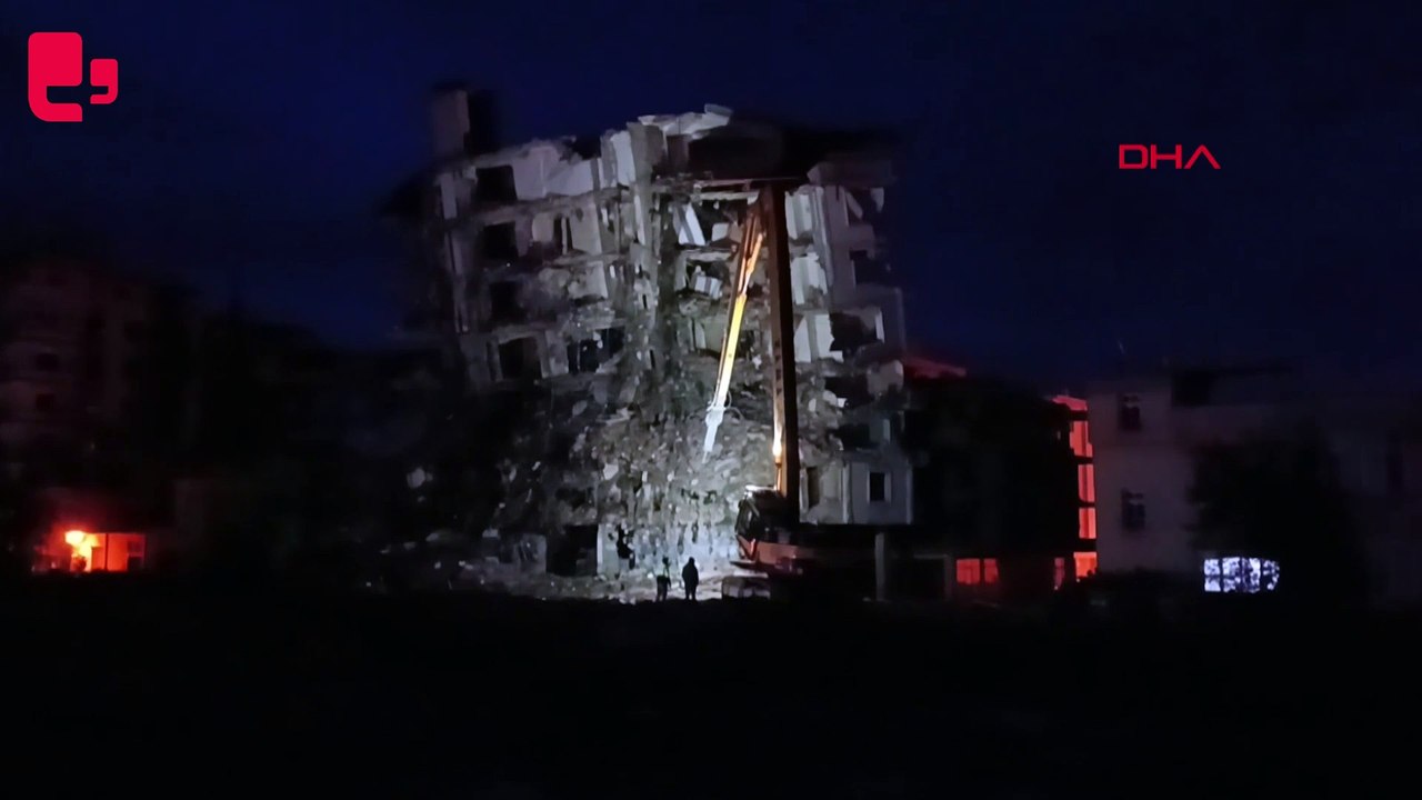 6 katlı bina, yıkım sırasında çöktü