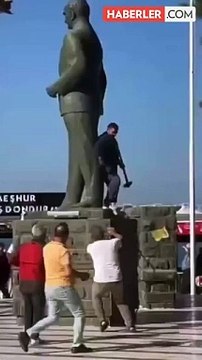 Atatürk heykeline balyozlu saldırı! Vatandaşlar anında müdahale etti