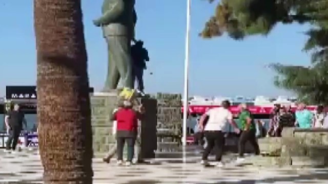 Balıkesir'de Atatürk heykeline balyozlu saldırı