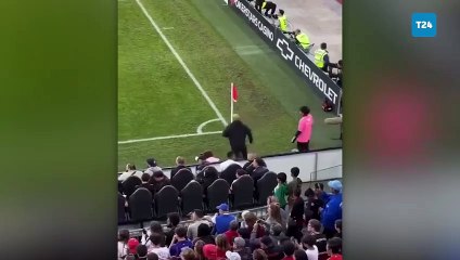 Korumanın sahaya girdiği için durduğu çocuk Messi'nin yanına gelmesiyle istediği fotoğrafa kavuştu