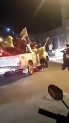 Após vitória, prefeito eleito é filmado chutando portão e xingando adversárias