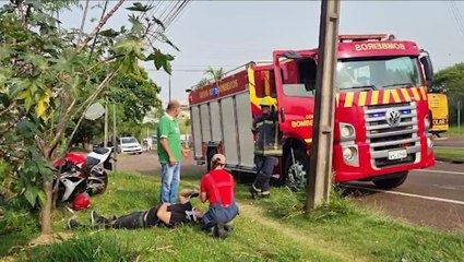 Moto e caminhão se envolvem em colisão na Avenida Brasil e piloto é 'jogado para o mato'