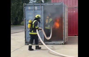 Download Video: Die Feuerwehr Postbauer-Heng löscht bei einer Übung auf dem Poraver-Werksgelände einen brennenden PV-Speicher (Quelle: Feuerwehr Postbauer-Heng)