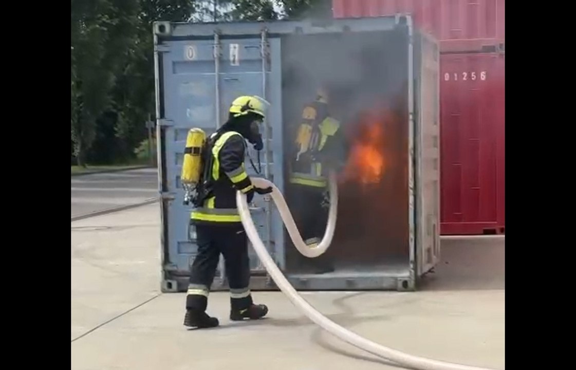 Die Feuerwehr Postbauer-Heng löscht bei einer Übung auf dem Poraver-Werksgelände einen brennenden PV-Speicher (Quelle: Feuerwehr Postbauer-Heng)