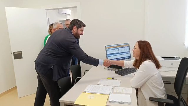 El presidente de la Región de Murcia, Fernando López Miras, visita de las nuevas oficinas de la Unidad de Conductas Adictivas de Cartagena.