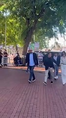 Xavi Hernández llega al acto de Iniesta bien acompañado