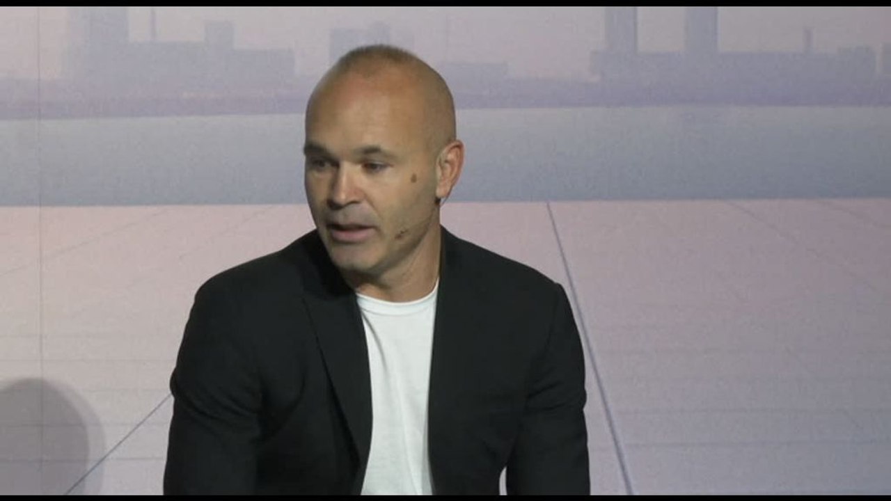 Iniesta dice addio al calcio tra le lacrime