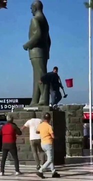 Balıkesir'de Atatürk heykeline balyozlu saldırı