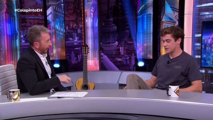 Franco Colapinto tuvo un problema con su pantalón en vivo