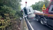 Camion ribaltato in FiPiLi, le operazioni dei vigili del fuoco