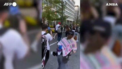 Protesta pro-Palestina a Washington, uomo cerca di darsi fuoco