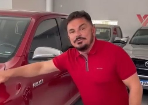 Prefeito Vanderlei Nogueira (PT) mostrando os veículos apostados