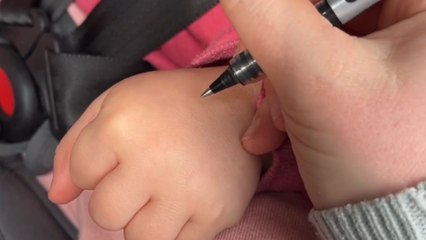 Heartfelt idea helps ease young girl’s tough daycare drop-offs with a simple drawing on hands